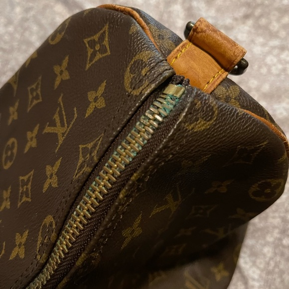Louis Vuitton keepall 50. No stains inside or rips in leather. Has wear - Picture 4 of 9
